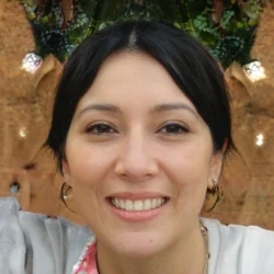 naomi author profiel picture